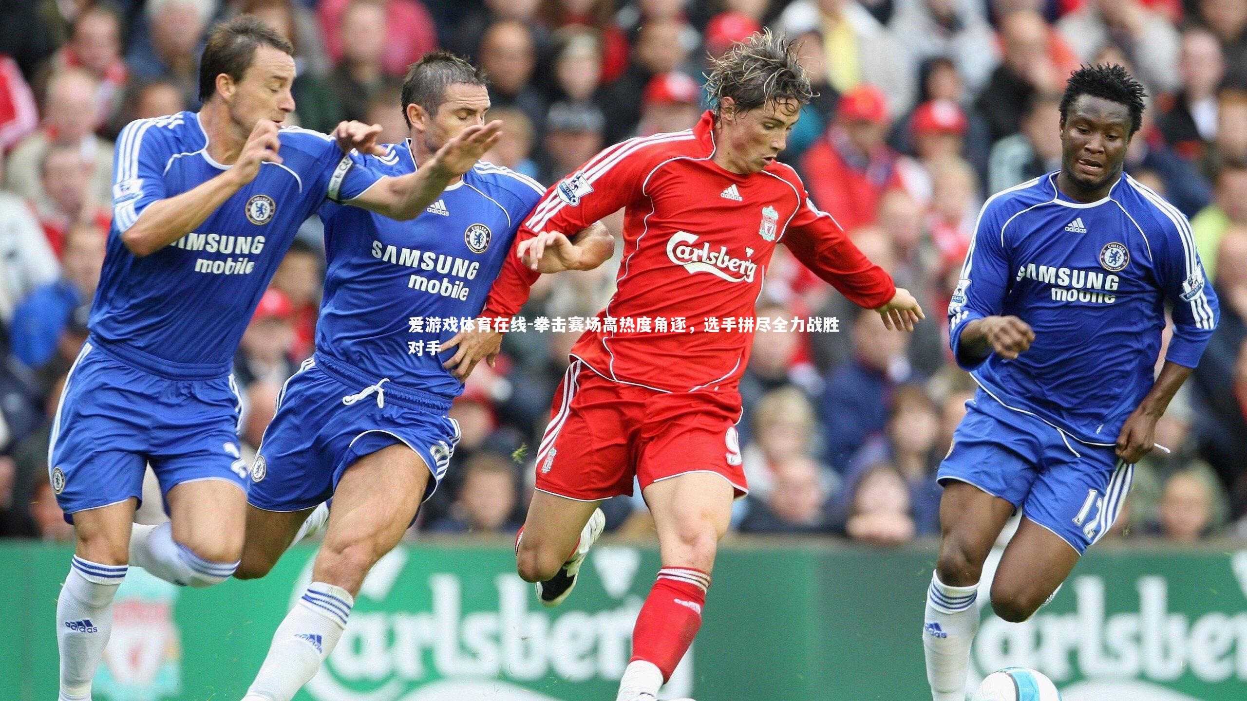 拳击赛场高热度角逐,选手拼尽全力战胜对手